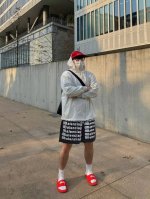 巴黎世家Balenciaga25夏季字母满印运动网眼短裤 巴黎世家夏季短裤推荐 高克重透气网眼面料 夏日穿着更为轻爽 内外双层网眼 费工费料 上身不惧透光 正面