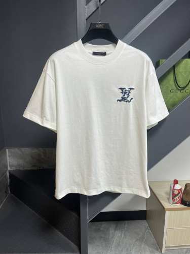 Lv 路易威登25S新款情侣圆领T恤！胸前新款3D立体刺绣.260G甄选100%纯棉质感.棉质饱满富有弹性.秉持着对细节追求 图案也是经典！饱满清晰有质感.面料