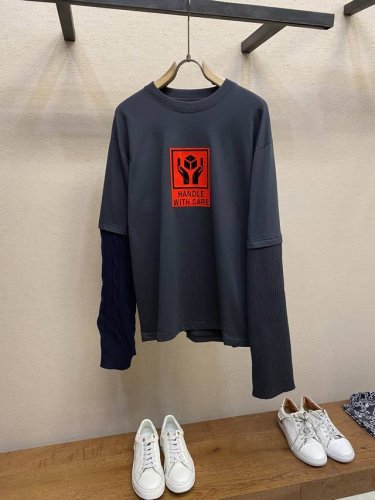 p290Balenciaga、早春新款硅胶印花拼接假两件长袖Os高街男女T恤 深受高街潮流人士爱戴的日系品牌，风格一贯的低调有品味，坚持理念成熟的设计与剪裁，运