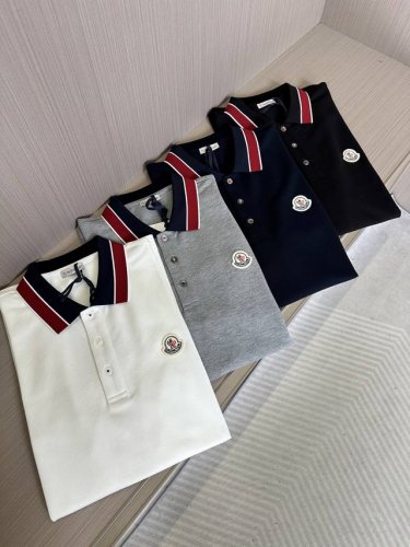 p260 Moncler蒙口 25春夏新品翻领T，领子最新配色，安哥拉红与深蓝色结合，洋气至极。选用高定80支朱棣丝光棉，高支高密，品相超级高档。 颜色：黑色