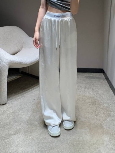 Loew* 25Ss春夏新款 缎面Logo压花休闲长裤丨独家高版出品！满足日常需求的各种搭配时髦精必收单品颜色非常的高级 宽松阔腿的版型 松紧高腰的设计 包容性