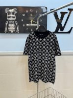 款号153 Louis Vuitton Lv2025 Ss满身印花圆领短袖 采用280G纯棉双纱面料 上身舒适柔软 透气性强 衣服采用数码满身印花工艺 整体高端