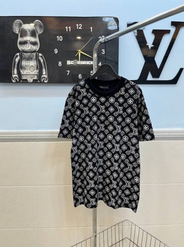 款号153 Louis Vuitton Lv2025 Ss满身印花圆领短袖 采用280G纯棉双纱面料 上身舒适柔软 透气性强 衣服采用数码满身印花工艺 整体高端