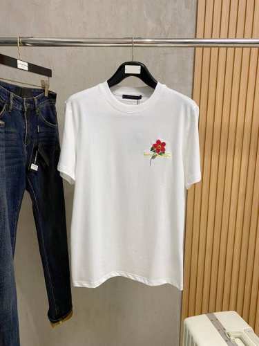 路易威*Lv 25Ss春夏新款首发专柜最新款短袖圆领T恤 高端订制 设计前卫时尚！品牌Logo重工艺设计 高端定制240克面料.手感柔软.穿着舒适.专柜级别精致