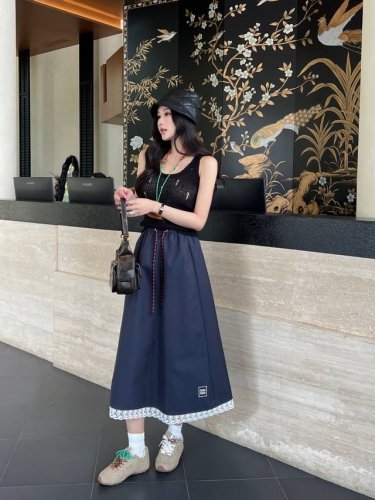 Miumiu 缪缪25Ss新款刺绣Logo长半裙 松紧抽绳设计 搭配简单的小上衣 衬衣都很好看 长度在小腿以下 最最藏肉 显高显瘦 不挑身材也不容易过时 女生们