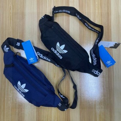 Adidas阿迪达斯三叶草印花大Logo多功能运动休闲腰包 斜挎包 单肩包 牛津布材质，超大容量 装零钱手机化妆品等日常生活所需。可调节肩带扣，优质拉链头，定制