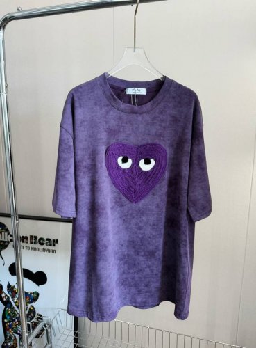 价格P： 品名： 川 久麻花钩线水洗紫色短袖T恤 尺码：M.L 颜色：水洗紫 卖爆了！家人们，今年灰色紫色太好卖，既有高级感又兼顾舒适度，按头安利！难以形容对它