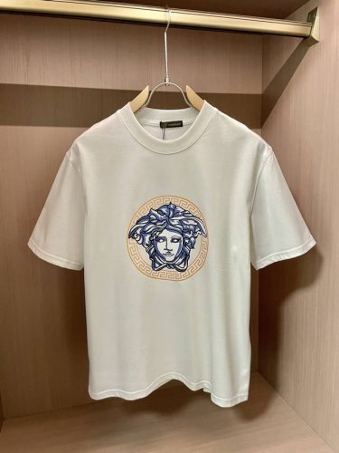 范思哲 官网同款 官网同款 官网同款 重磅推荐！2025Ss夏装新品 专柜在售 最新系列图案Logo短袖T恤 必须人手一件的节奏！进口顶极精梳棉面料，极为亲肤舒