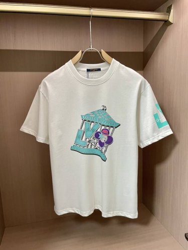 lv 官网同款 官网同款 官网同款 重磅推荐！2025Ss夏装新品 专柜在售 最新系列图案Logo短袖T恤 必须人手一件的节奏！进口顶极精梳棉面料，极为亲肤舒适