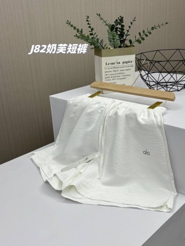 一包两件 妥妥的高货 Alo 2025新款女士高腰休闲奶芙A字短裤 大长腿Go 运动无拘束 显瘦阔腿版型 上身秒变漫画身材 梨形微胖姐妹也能穿出辣妹感 这款真的