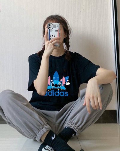 上新！元素碰撞，别致心情！三叶草联名款经典的史迪奇年度最可爱单品！ 高密针织圆领设计，平整简约！亲肤透爽！面料的柔软性舒适性无可挑剔！男女均可驾驭，打破性别局限