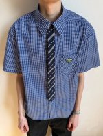 prada 普拉达25夏季痞帅蓝格子领带学院风复古衬衫短袖 普拉达夏季新款短袖衬衫推荐 复古学院风 休闲松弛的版型 千鸟格纹面料 加入领带型门襟设计 复古老钱的
