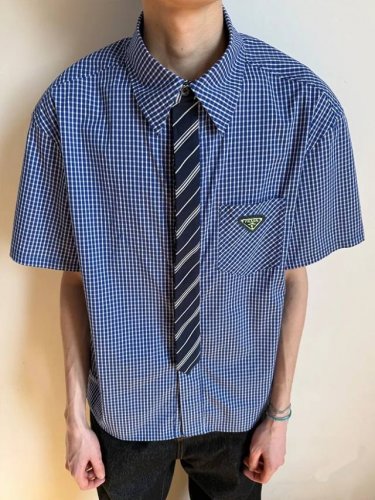 prada 普拉达25夏季痞帅蓝格子领带学院风复古衬衫短袖 普拉达夏季新款短袖衬衫推荐 复古学院风 休闲松弛的版型 千鸟格纹面料 加入领带型门襟设计 复古老钱的