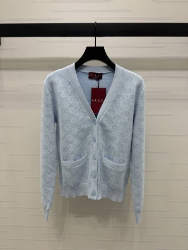 上新原单高端品质Gucc* 2025春夏新款系列！提花Logo针织开衫！定制羊毛针织材质 细腻柔软 透气舒适 螺纹包边细节满分 通体饰以撞色菱形花纹和双G图案
