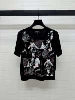上新原单高端品质 Chane* 2025春夏最新系列！Coco刺绣徽标针织短袖！定制进口羊毛针织材质 质感上乘 通体品牌Logo字样配合山茶花装饰 凸显品牌格调