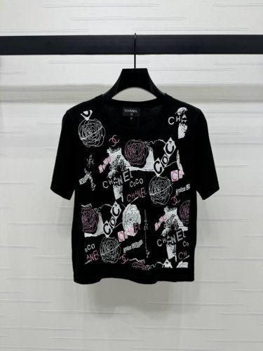 上新原单高端品质 Chane* 2025春夏最新系列！Coco刺绣徽标针织短袖！定制进口羊毛针织材质 质感上乘 通体品牌Logo字样配合山茶花装饰 凸显品牌格调