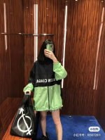 P210 巴黎世家 Blcg荧光绿拼接标语冲锋衣外套 轻奢主义 男女日常通勤穿搭必备单品 详细特征 定制防风牛津面料 微皱工艺 防泼水处理 进口环保胶浆丝网印花
