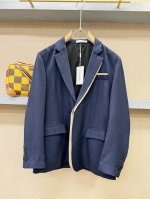 P560 Dior迪奥 2025春夏新品男士休闲西装外套，适合多种场合穿搭！经典品牌字母标点缀。外贸公司订单！面料质地细腻、定制原版面料！触感又柔软细腻、但型态