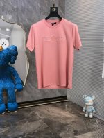 范思哲。2025春夏新品时尚圆领短袖高级定制百搭款式！更有实用感 任何人都可以轻松驾驭 采用双丝光面料制作，奢华经典品牌Logo设计，G非常显档次懂货的必须入！