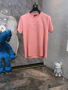 范思哲。2025春夏新品时尚圆领短袖高级定制百搭款式！更有实用感 任何人都可以轻松驾驭 采用双丝光面料制作，奢华经典品牌Logo设计，G非常显档次懂货的必须入！