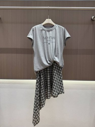 2025Ss 夏款 Av假两件不规则连衣裙 甜酷炸街不规则格纹拼接设计 绝了 这款连衣裙简直是穿搭界的宝藏 立体字母印花灰调T恤与黑白格纹裙 不规则拼接 随性中