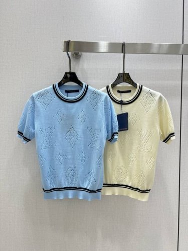 强烈推荐 Lv*2025春夏新款 经典时尚条纹短袖上衣 100%羊毛 质感细腻软糯 经典减龄单品 Logo字母设计时髦又帅气 版型不挑人上身巨显瘦 白富美必收的