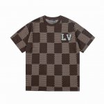 隔天到 Louis Vuitton 路易威登 珍珠字母棋盘格 大Logo标识精致升级，灵感源自八十年代复古刺绣 原版面料 官方同款 短袖T恤 同缸染面料 手感非
