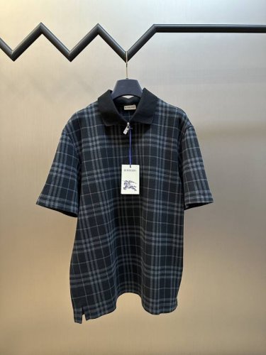 巴宝莉 格纹弹力棉质混纺 D polo衫 选用三重黄金比例棉质混纺面料制成 棉纤维具有天然亲肤 柔软 吸水性强等特点 其结构特性保留了面料的透气性 减少闷热感