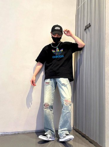 上新！元素碰撞，超级吸睛！Adidas 阿迪达斯夏日情侣款圆领短袖T恤，全部采用上等原料，质感好颜色鲜明！ 这种款式上身回头率超高！基础款的圆领Tee,男女均可