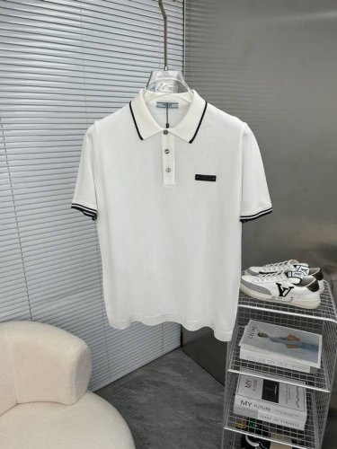 prada普拉达 2025春夏新款男士翻领Polo衫短袖系列出货 简洁时尚百搭 高端品质 定制进口高定面料 穿着舒适 透气 档次高很有质感 简单大方得体 时尚不