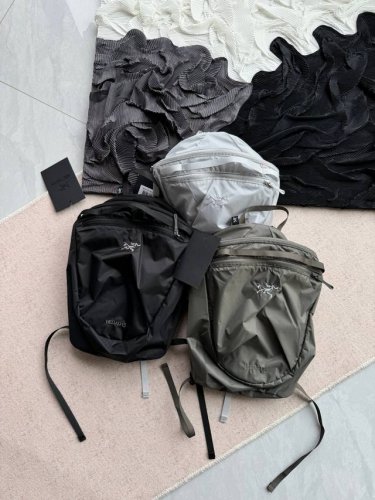 Arcteryx Heliad 15L始祖鸟休闲双肩背包最近博主们人手一个的始祖鸟背包，“中年三宝”始祖鸟双肩包。 越南代工出品，细节之处做到了极致，无论是设计