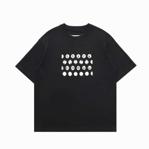 顶级复刻版本]品名: Maison Margiela 梅森马吉拉 新款破洞镂空数字落肩休闲短袖T恤 款号：9009 颜色：黑色 尺码：S-Xl 面料: 280G