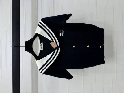 上新原单高端品Miumi* 2025春夏最新系列 海军披肩针织短袖开衫 定制Yb羊毛针织材质 撞色领边 海军披肩开衫剪裁 甜美减龄 前襟饰以字母襟扣 胸前钩花字