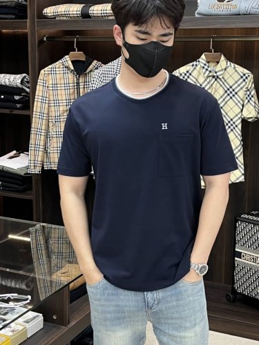 主推 Hermes 独家专供秋季新款爱马仕时尚休闲圆领短袖，高密度纯棉面料，高级密针刺绣、高端欧版原单T恤，潮流时尚休闲半袖 透气舒适度高，细节无可挑剔，品牌元