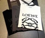 110 Loewe罗意威～2025年新款春夏纯棉潮牌270克重短袖T恤上新：运用硅胶工艺的经典Logo定制搭配组合很有特点，简单大方的字母结合很得体～穿搭上身很
