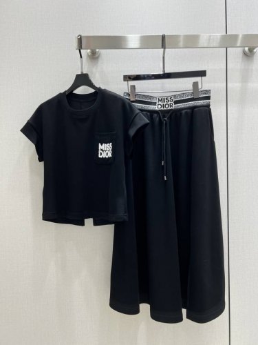 强烈推荐 Dio*2025春夏新款 短袖开衩半裙套装 上衣坎肩后开叉刺绣徽标圆领设计 裙摆开叉腰部织带抽绳定制五金Logo低调奢华 为设计增添了标志性点缀这款一