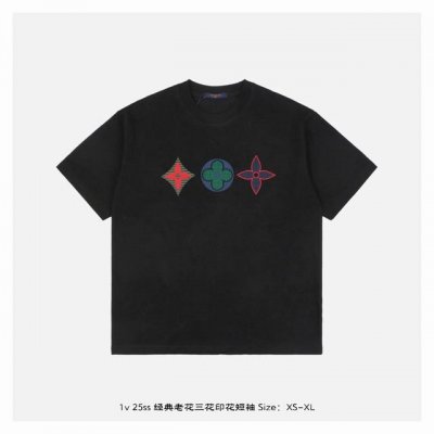LV 25Ss 经典老花三花印花短袖 面料采用230克重精梳棉 定制32支1*1螺纹 成衣两遍水洗处理 面料舒适亲肤无异感 定制定染面料 纺织密度高 垂感佳 不