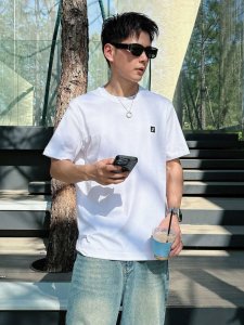 芬迪 2025春夏新款首发专柜最新款短袖圆领T恤 高端订制 设计前卫时尚 品牌Logo重工艺设计 高端定制丝光云朵棉面料.手感柔软.穿着舒适.专柜级别精致车线.