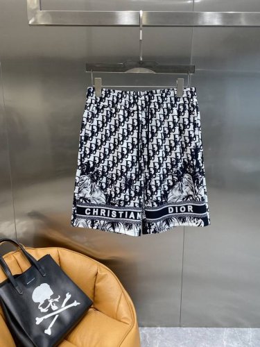 迪家 Dior短裤绝绝子 黑白配色经典又高级，满印的品牌元素图案超有辨识度，底部的“Christian Dior”字样更是点睛之笔 松紧腰设计，穿着毫无束缚感。