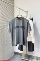 l797 Babalenciaga 印花字母不规则下摆短袖T恤，采用平纹针织面料，正面饰以Human Being艺术作品印花，下摆采用不规则破坏裁剪，整体走线平