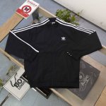 上新 款号：Dg 6 2025新款Adidas阿迪达斯刺绣三叶草三道杠绣花休闲情侣立领防风夹克外套，采用爽滑亲肤面料，面料厚实立体感更强，体感更舒服，定位裁剪，