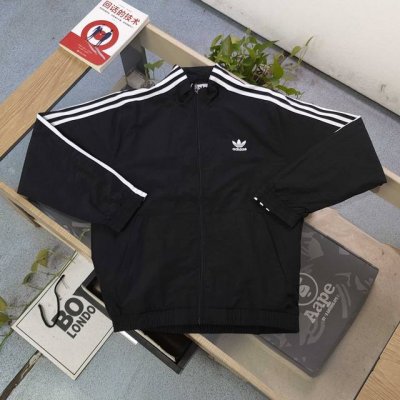 上新 款号：Dg 6 2025新款Adidas阿迪达斯刺绣三叶草三道杠绣花休闲情侣立领防风夹克外套，采用爽滑亲肤面料，面料厚实立体感更强，体感更舒服，定位裁剪，