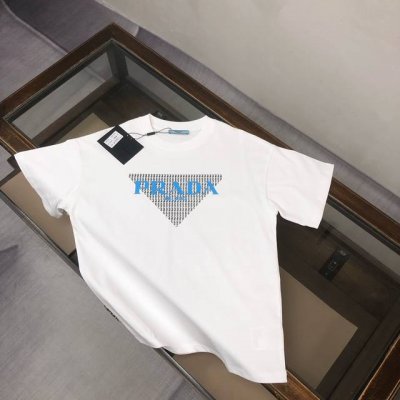 prada 普拉达 25Ss专柜同款圆领短袖T恤 特供定制面料 厚板立体 衣服偏厚使整体高透气和柔软性的质感更加凸显 饱满的棉质感引起极度舒适 高端人士必备单品