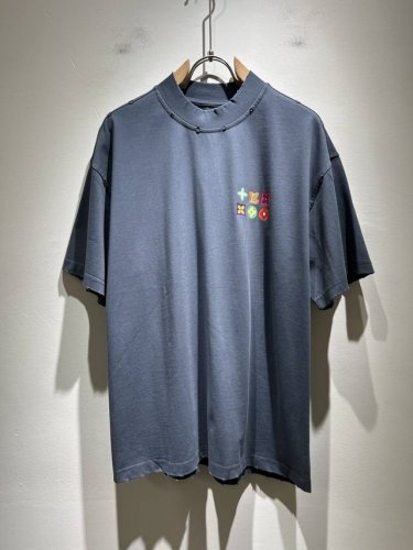 louisvuitt*路易*登 2025春夏全新系列单品上线，非常时髦前卫的一款男女同款短袖T恤，标识Logo图案印花修饰！区别于以往的不同，宣示品牌传承多年的