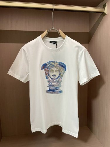 Versace 2025春夏新品Medusa Head万针贴布刺绣短袖T恤；定制100支双股丝光美苏皮马长绒棉制作，舒适透气柔软，非常好的一款面料！胸前Medu