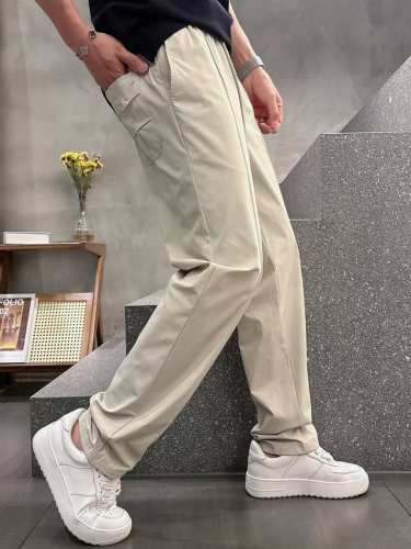 Miumiu 2025早春新款。进口面料款式简约百搭款，不挑人穿，细节感十足！但也不会显得过于高调。上身帅气有型，腔调十足。腰头的做工，整体的剪裁，上身效果都无