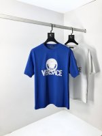 范思哲。穿200斤。宽松版 顶级货品2025春夏新款首发专柜最新款短袖圆领T恤 高端订制 设计前卫时尚！品牌Logo重工艺设计 高端定制天丝面料.手感柔软.穿着