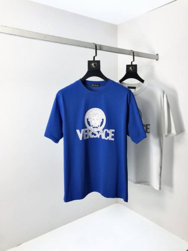 范思哲。穿200斤。宽松版 顶级货品2025春夏新款首发专柜最新款短袖圆领T恤 高端订制 设计前卫时尚！品牌Logo重工艺设计 高端定制天丝面料.手感柔软.穿着