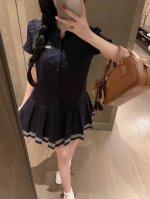 上新 Miumiu 缪缪 刺绣减龄学院风翻领泡泡袖衬衣裙 原标！韩味十足上身超级减龄，谁能不爱~ 颜色：藏蓝色 码数：Sml S码推荐： 80~100 M码推荐