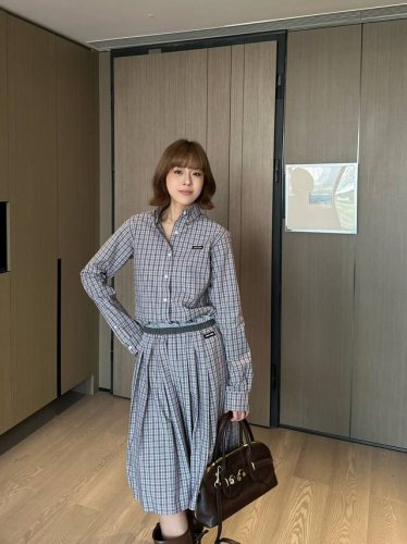 Miumi* 25Ss春夏新款 知识分子微标格纹长袖衬衫丨独家Yb开发！高版出品！定制色织面料 饰有品牌标识贴饰 翻领领口 纽扣开合 宽松直筒版型 学院风做工品